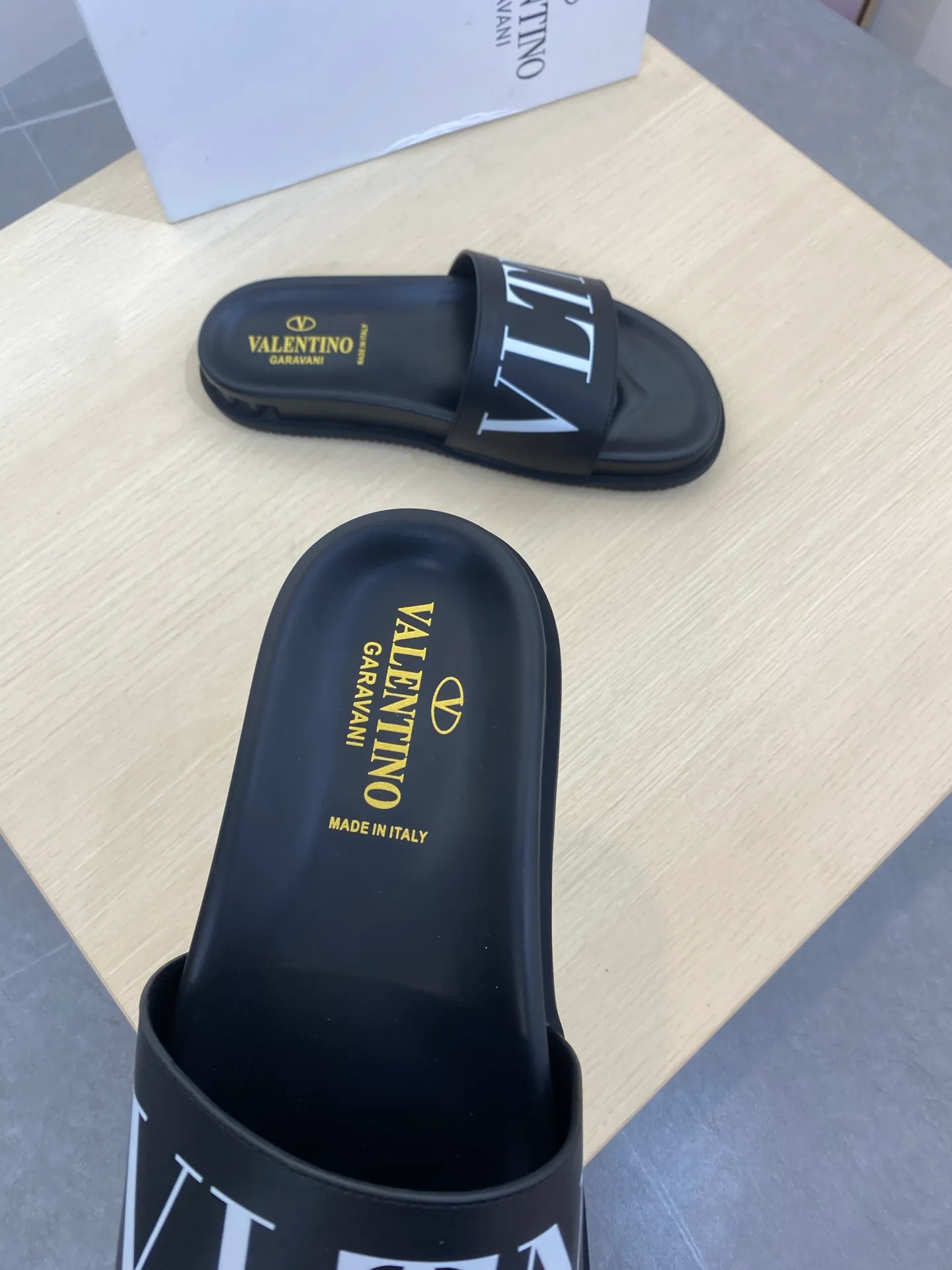 P260💰Valentino VALENTINO Size: 39--46 Burberry classic men's slippers, high-end boutique, original material, fine workmanship, casual, loose and comfortable, a must-have in summer👏👏👏